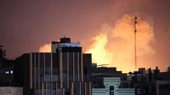 Humo y llamas se elevan tras edificios tras una explosión en el segundo día consecutivo de ataques de EEUU e Israel, en Teherán Humo y llamas se elevan tras edificios tras una explosión en el segundo día consecutivo de ataques de EEUU e Israel, en Teherán