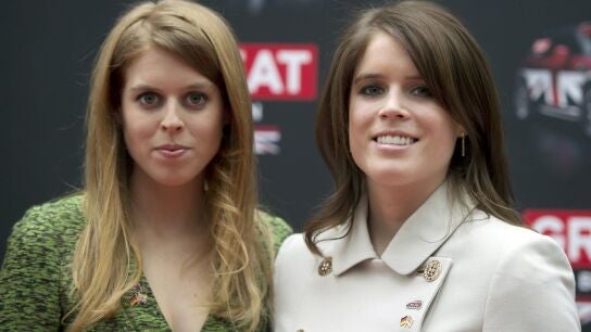 Las princesas Beatriz de York (izda) y Eugenia de York (dcha) en una imagen de archivo.