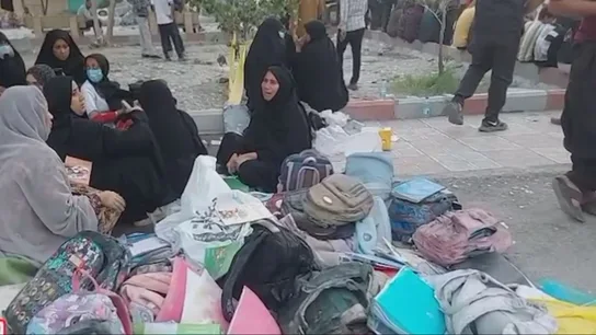 Familiares entre los restos de la escuela atacada en Irán Familiares entre los restos de la escuela atacada en Irán