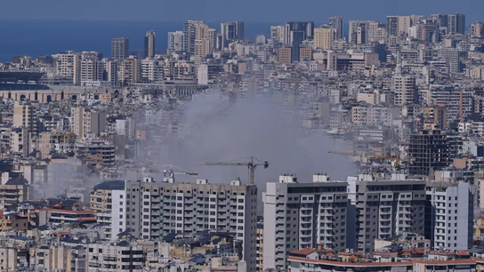 Se eleva humo tras los ataques aéreos israelíes en Dahiyeh, un suburbio al sur de Beirut, Líbano Se eleva humo tras los ataques aéreos israelíes en Dahiyeh, un suburbio al sur de Beirut, Líbano