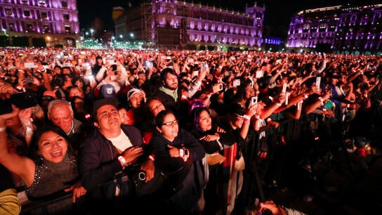 Personas asisten al concierto de la cantante colombiana Shakira