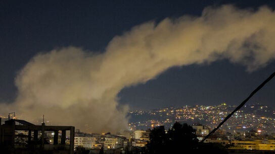 Humo proveniente de los ataques a&eacute;reos israel&iacute;es en Dahiyeh, en el suburbio sur de Beirut