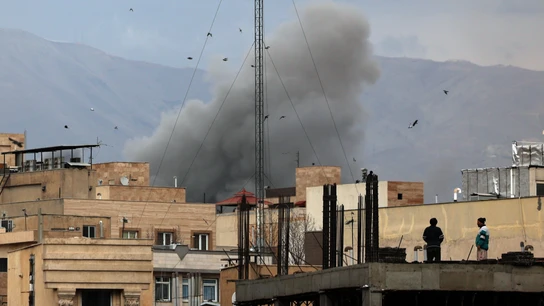 Personas observan cómo se eleva el humo en el centro de Teherán tras un ataque aéreo en Teherán, Irán Personas observan cómo se eleva el humo en el centro de Teherán tras un ataque aéreo en Teherán, Irán