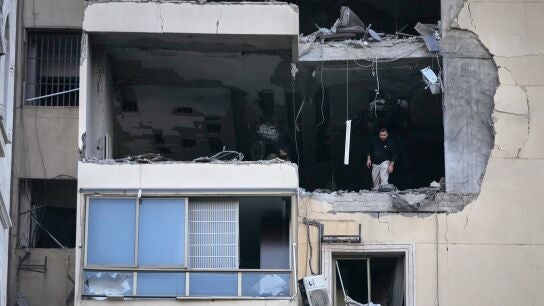 Un hombre inspecciona los da&ntilde;os en un edificio de apartamentos tras un ataque a&eacute;reo israel&iacute; en Dahiyeh, un suburbio al sur de Beirut, L&iacute;bano