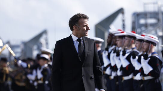 Emmanuel Macron pasa revista a las tropas durante su visita a la base naval de submarinos nucleares de L'&Icirc;le Longue