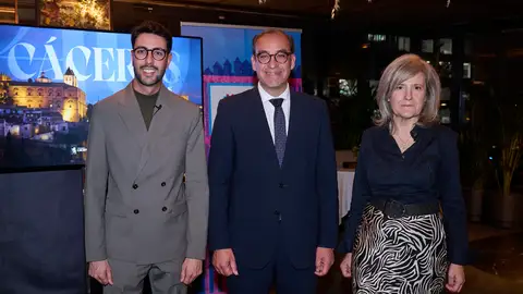 Ángel Orgaz, Rafael Mateos y Victoria Bazaga, concejal de turismo, alcalde y consehera de cultura y turismo de Cáceres Ángel Orgaz, Rafael Mateos y Victoria Bazaga, concejal de turismo, alcalde y consehera de cultura y turismo de Cáceres