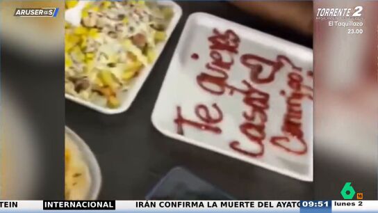 Una pedida de mano entre salchipapas desata las risas en Aruser@s: "Un escenario poco lujoso, pero  lleno de amor"