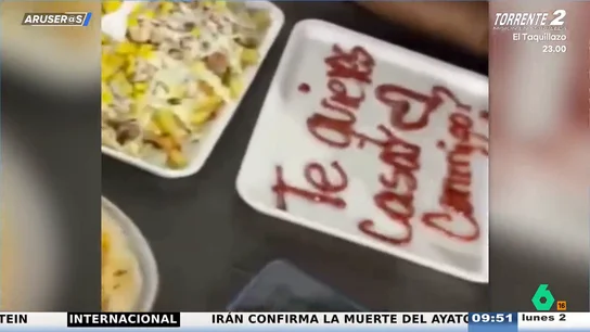 Una pedida de mano entre salchipapas desata las risas en Aruser@s: "Un escenario poco lujoso, pero lleno de amor" Una pedida de mano entre salchipapas desata las risas en Aruser@s: "Un escenario poco lujoso, pero lleno de amor"