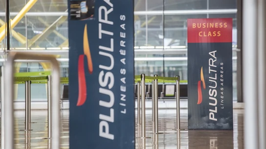 Imagen de archivo. Un panel muestra información sobre vuelos de la aerolínea Plus Ultra. Imagen de archivo. Un panel muestra información sobre vuelos de la aerolínea Plus Ultra.