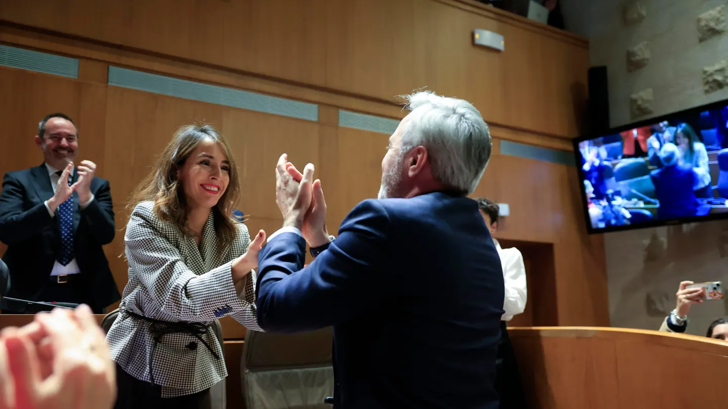 El diputado del PP y presidente de Aragón en funciones, Jorge Azcón, felicita a la diputada del PP María Navarro. El diputado del PP y presidente de Aragón en funciones, Jorge Azcón, felicita a la diputada del PP María Navarro.