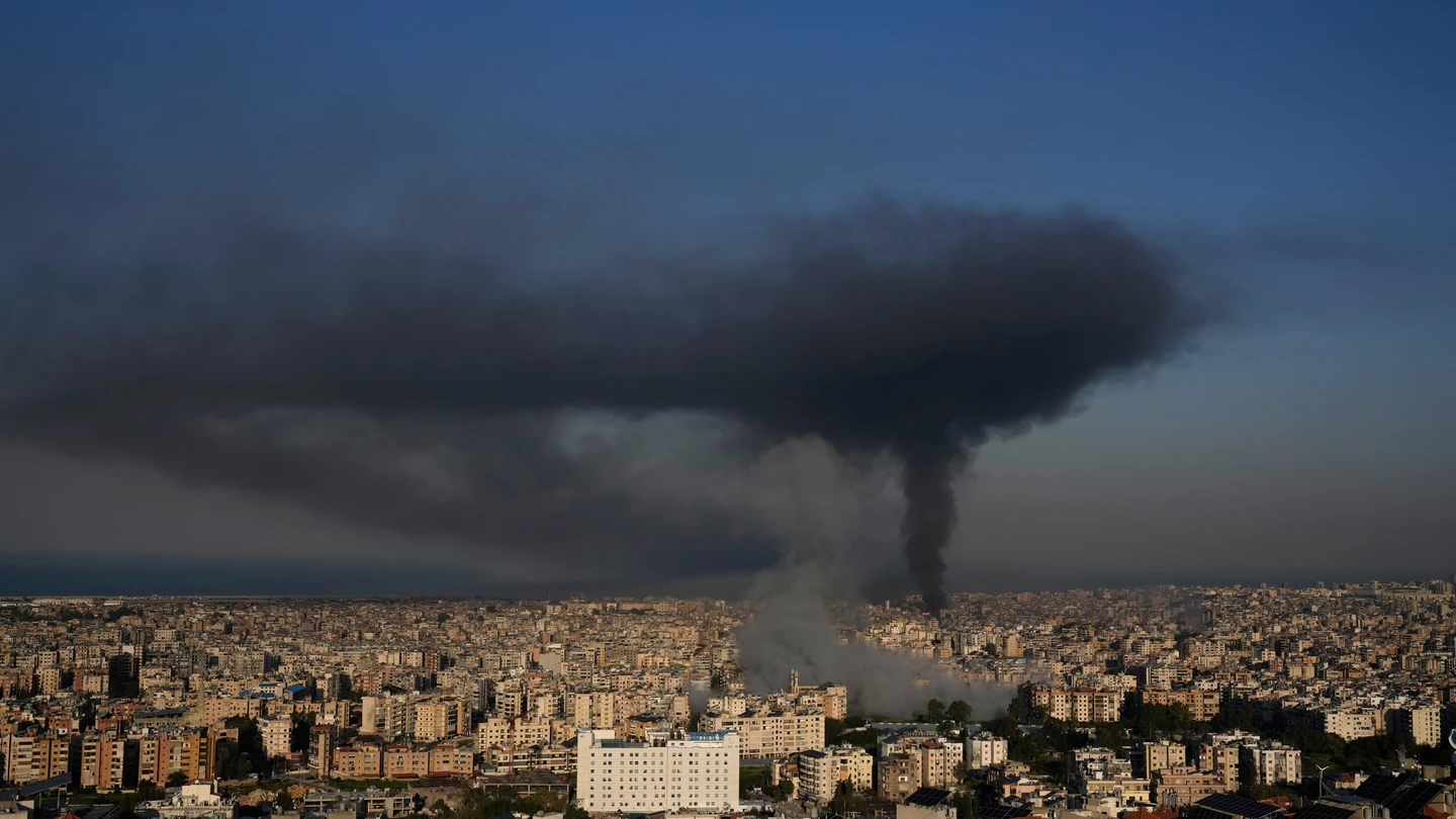 Columna de humo en Beirut, capital de Líbano Columna de humo en Beirut, capital de Líbano