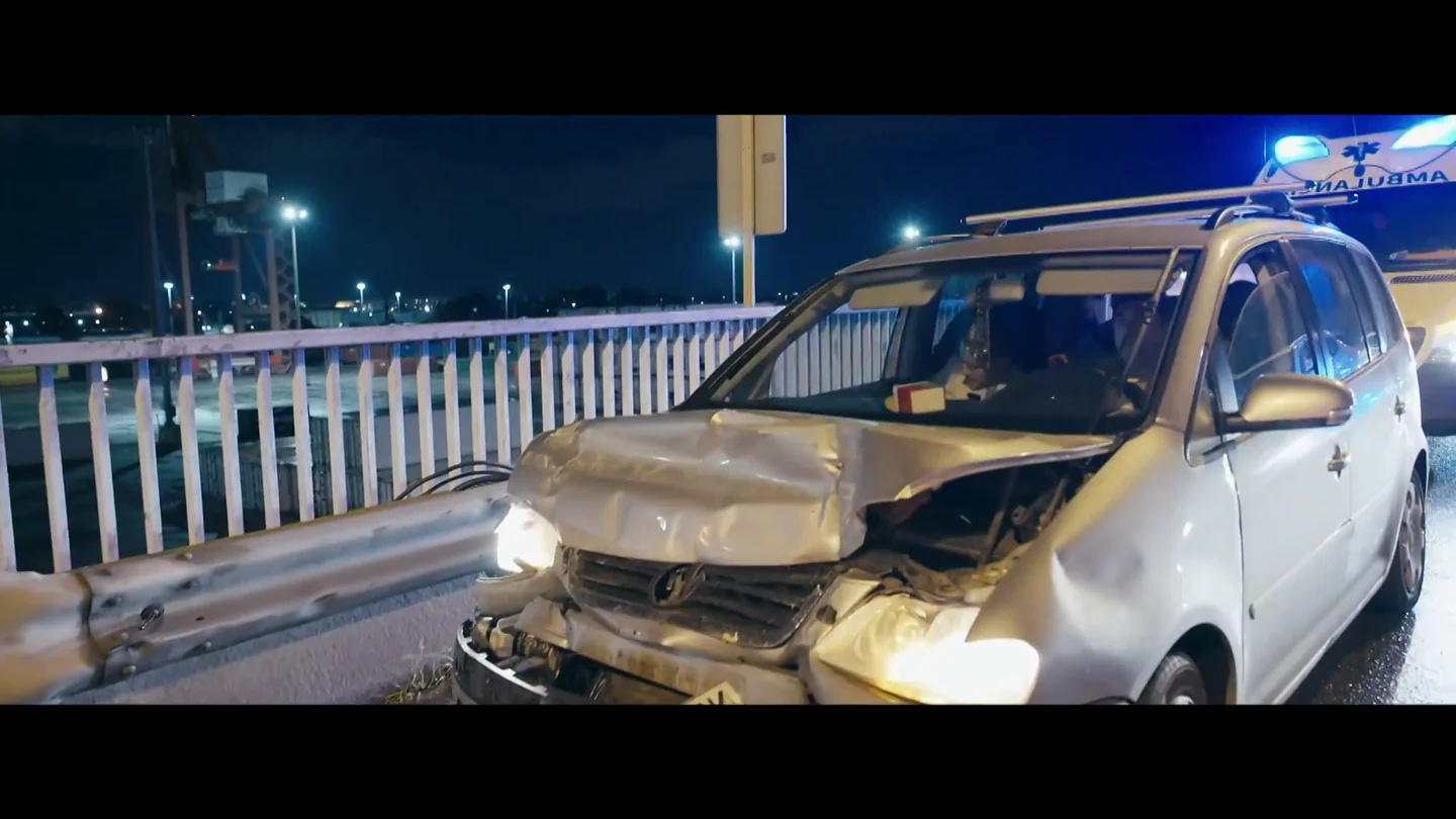 El error que no debes cometer si tienes un choque: "El hombre se bajó del coche y un tercer coche se ha empotrado, dejándole atrapado" El error que no debes cometer si tienes un choque: "El hombre se bajó del coche y un tercer coche se ha empotrado, dejándole atrapado"