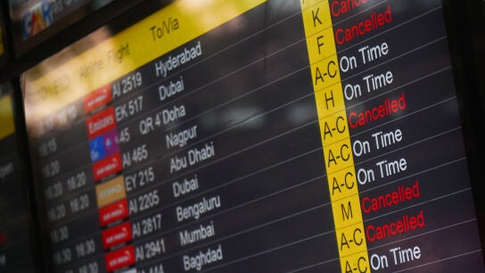 M&uacute;ltiples vuelos cancelados, en una pantalla del aeropuerto de Nueva Delhi (India)