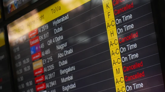 Múltiples vuelos cancelados, en una pantalla del aeropuerto de Nueva Delhi (India) Múltiples vuelos cancelados, en una pantalla del aeropuerto de Nueva Delhi (India)