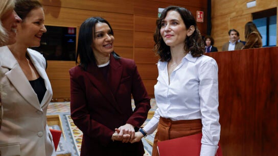 La presidenta de la Comunidad de Madrid, Isabel D&iacute;az Ayuso, conversa con la nueva consejera de Educaci&oacute;n, Ciencia y Universidades, Mar&iacute;a Mercedes Zarzalejo