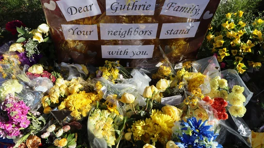 El memorial frente a la casa de Nancy Guthrie El memorial frente a la casa de Nancy Guthrie
