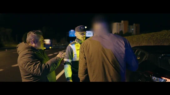 El momento en el que la Guardia Civil pilla a un conductor que se cambia por otro en un control: "Da negativo, pero le tenemos que denunciar" El momento en el que la Guardia Civil pilla a un conductor que se cambia por otro en un control: "Da negativo, pero le tenemos que denunciar"