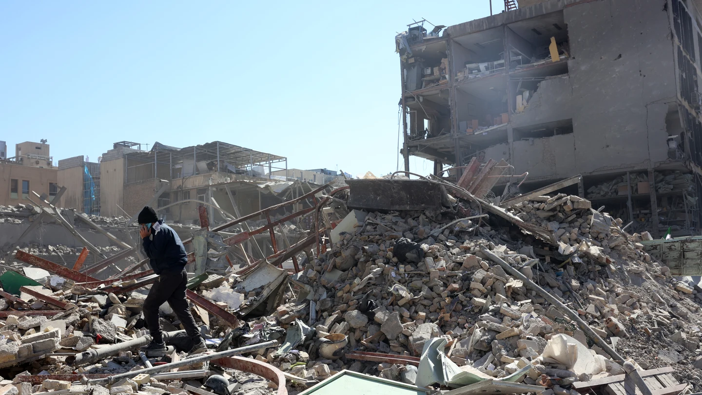 Vista de un edificio dañado alrededor de la Plaza Ferdowsi después de un ataque aéreo en el centro de Teherán, Irán, el 3 de marzo de 2026. Vista de un edificio dañado alrededor de la Plaza Ferdowsi después de un ataque aéreo en el centro de Teherán, Irán, el 3 de marzo de 2026.