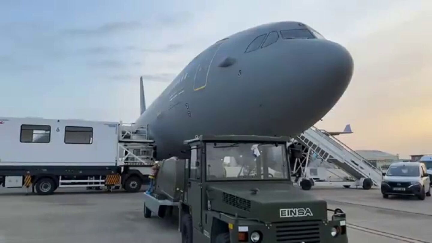 La imagen de los preparativos de un Airbus 330 que evacuará a españoles del Golfo