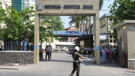 Personal de seguridad hace guardia frente al Hospital Nacional de Galle, donde los heridos reciben tratamiento tras un ataque submarino a un barco iran&iacute; frente a las costas de Sri Lanka