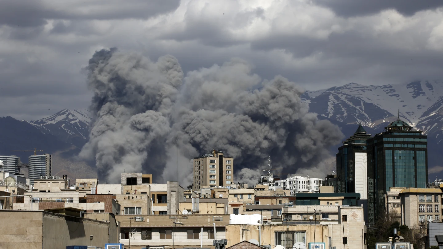El humo, visto en una zona objetivo de ataques de Israel y Estados Unidos contra Teherán (Irán) El humo, visto en una zona objetivo de ataques de Israel y Estados Unidos contra Teherán (Irán)