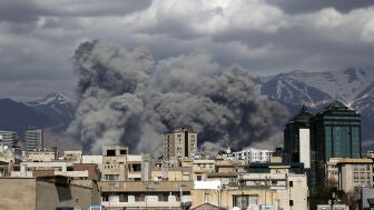 El humo, visto en una zona objetivo de ataques de Israel y Estados Unidos contra Teher&aacute;n (Ir&aacute;n)