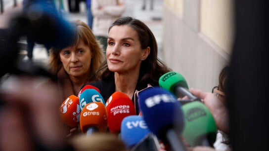 La reina Letizia atiende a la prensa a su llegada a la capilla ardiente del periodista Fernando &Oacute;nega