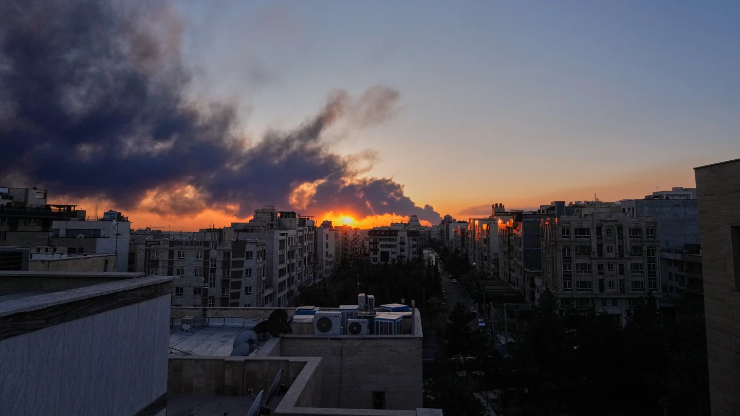 El sol se pone tras una columna de humo que se eleva tras un ataque militar estadounidense-israelí en Teherán, Irán El sol se pone tras una columna de humo que se eleva tras un ataque militar estadounidense-israelí en Teherán, Irán