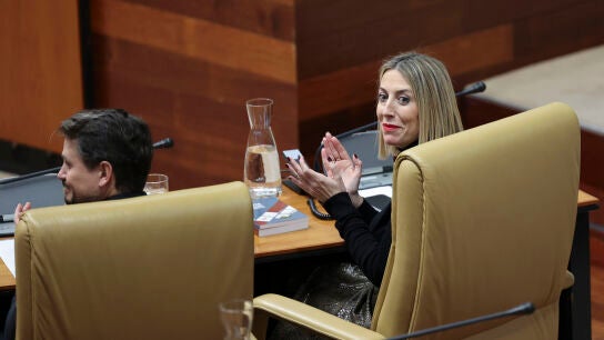 La presidenta en funciones de Extremadura, Mar&iacute;a Guardiola, aplaude tras la elecci&oacute;n de los secretarios de la Mesa de la Asamblea