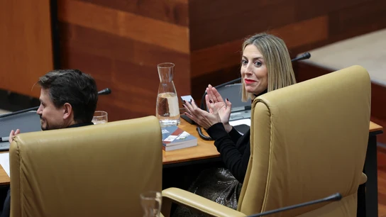 La presidenta en funciones de Extremadura, María Guardiola, aplaude tras la elección de los secretarios de la Mesa de la Asamblea La presidenta en funciones de Extremadura, María Guardiola, aplaude tras la elección de los secretarios de la Mesa de la Asamblea