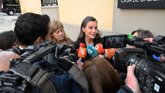 La reina Letizia atiende a los medios a su llegada a la capilla ardiente de Fernando &Oacute;nega en Madrid