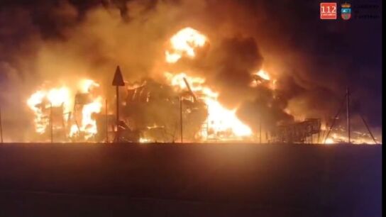 Un incendio arrasa una nave industrial en Los T&aacute;nagos.