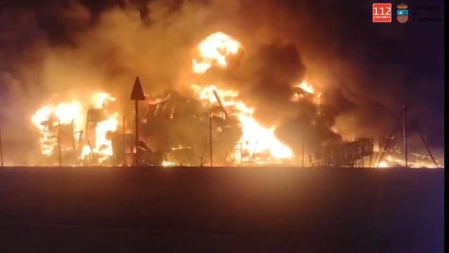 Un incendio arrasa una nave industrial en Los Tánagos. Un incendio arrasa una nave industrial en Los Tánagos.