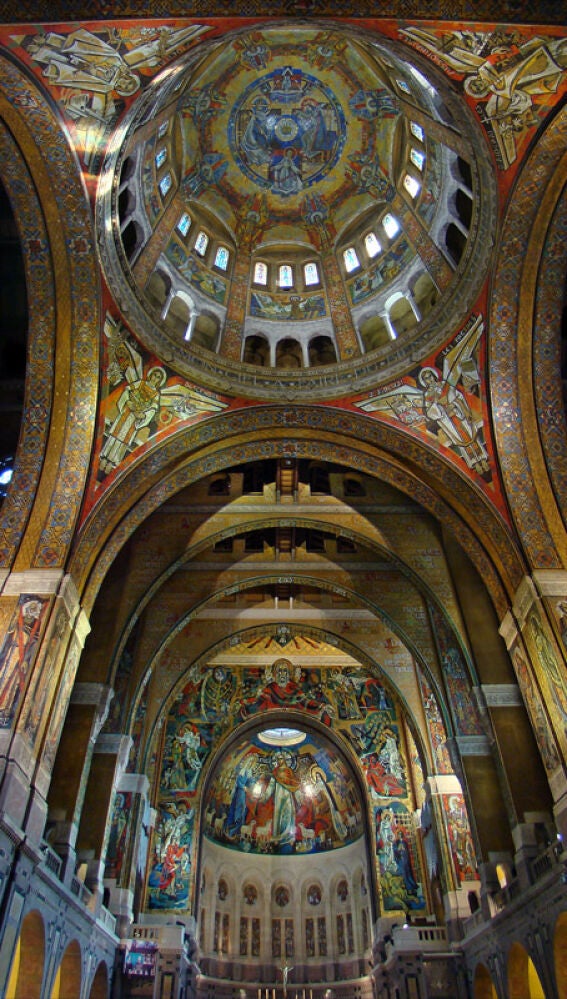 Interior de ls Basílica de Santa Teresa de Lisieux