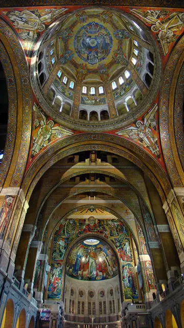 Interior de ls Basílica de Santa Teresa de Lisieux Interior de ls Basílica de Santa Teresa de Lisieux