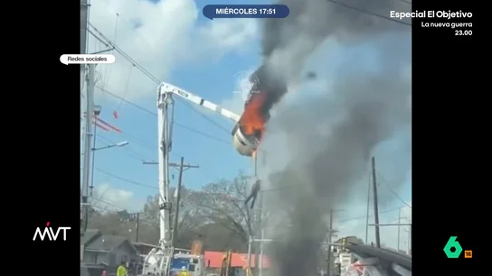 Un hombre se precipita de una grúa de seis metros tras incendiarse la canasta La canasta se incendió por causas desconocidas lo que provocó que el trabajador se quedara suspendido a una gran altura. Finalmente, terminó precipitándose, sufriendo graves daños.