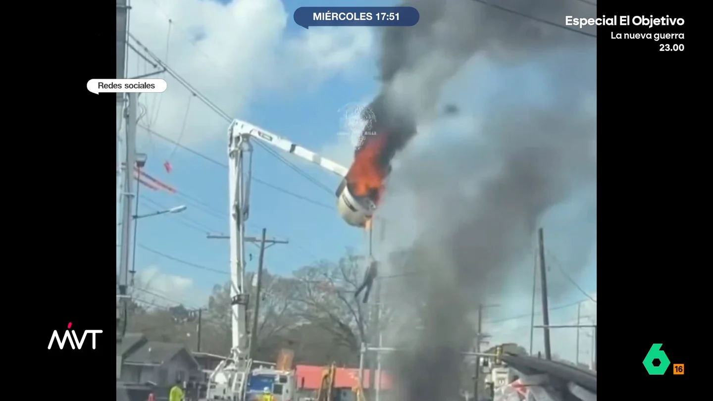 Un hombre se precipita de una grúa de seis metros tras incendiarse la canasta La canasta se incendió por causas desconocidas lo que provocó que el trabajador se quedara suspendido a una gran altura. Finalmente, terminó precipitándose, sufriendo graves daños.