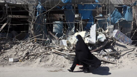 Una mujer iran&iacute; con velo camina junto a un edificio da&ntilde;ado alrededor de la plaza Ferdowsi despu&eacute;s de un ataque a&eacute;reo en el centro de Teher&aacute;n, Ir&aacute;n, el 3 de marzo de 2026.