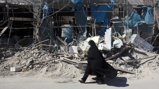 Una mujer iraní con velo camina junto a un edificio dañado alrededor de la plaza Ferdowsi después de un ataque aéreo en el centro de Teherán, Irán, el 3 de marzo de 2026. Una mujer iraní con velo camina junto a un edificio dañado alrededor de la plaza Ferdowsi después de un ataque aéreo en el centro de Teherán, Irán, el 3 de marzo de 2026.
