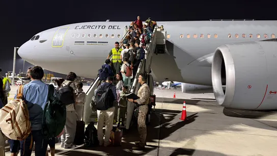 Ciudadanos españoles embarcando en el avión del Ejército del Aire para regresar a España desde Omán Ciudadanos españoles embarcando en el avión del Ejército del Aire para regresar a España desde Omán