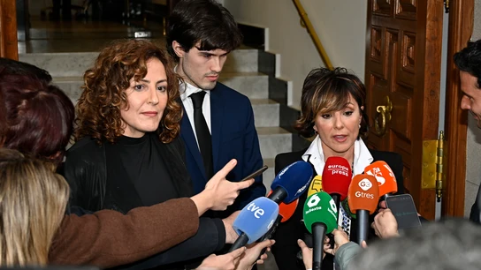 Sonsoles Ónega junto a sus hermanos, Cristina y Fernando en la capilla ardiente de su padre, el periodista Fernando Ónega. Sonsoles Ónega junto a sus hermanos, Cristina y Fernando en la capilla ardiente de su padre, el periodista Fernando Ónega.