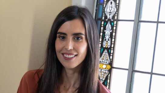 Imagen promocional de la escritora B&aacute;rbara Arena, autora de 'Un adi&oacute;s'. 