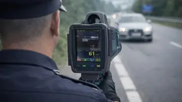 Así es el radar que ya te multa en España a un kilómetro de distancia y sin que lo veas venir España multándote desde más de un kilómetro Así es el radar que ya te multa en España a un kilómetro de distancia y sin que lo veas venir España multándote desde más de un kilómetro