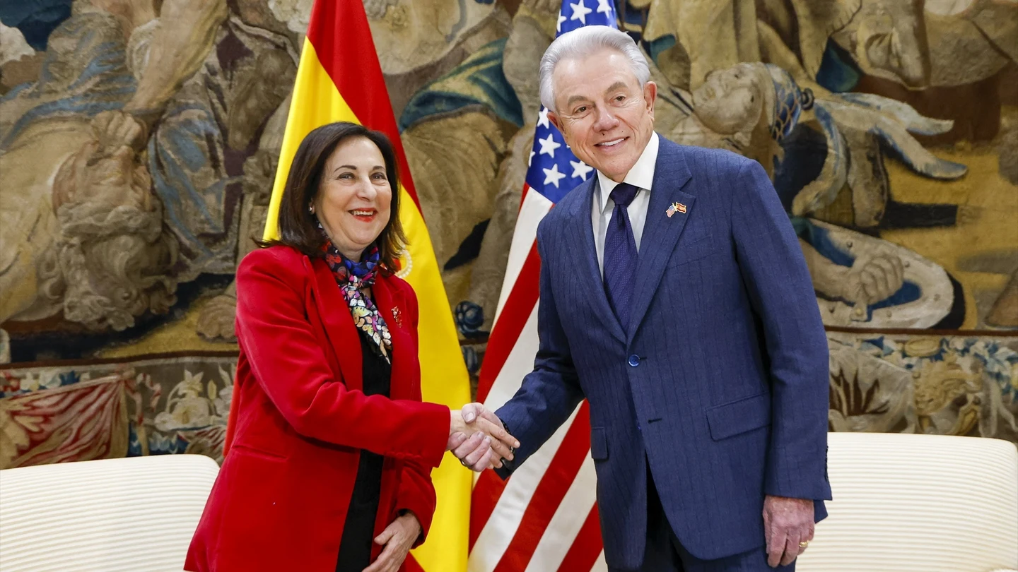 La ministra de Defensa, Margarita Robles, mantiene una reunión con el embajador de los Estados Unidos de América, Benjamín León Jr., en la sede del Ministerio. La ministra de Defensa, Margarita Robles, mantiene una reunión con el embajador de los Estados Unidos de América, Benjamín León Jr., en la sede del Ministerio.