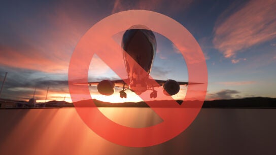 Avi&oacute;n con se&ntilde;al de prohibido