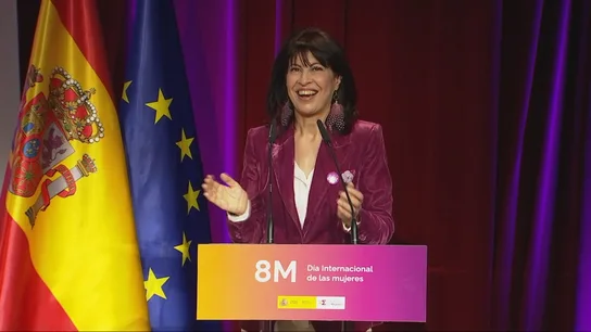 La ministra de Igualdad, Ana Redondo, coreando "No a la guerra" durante el acto por el día internacional de las mujeres La ministra de Igualdad, Ana Redondo, coreando "No a la guerra" durante el acto por el día internacional de las mujeres