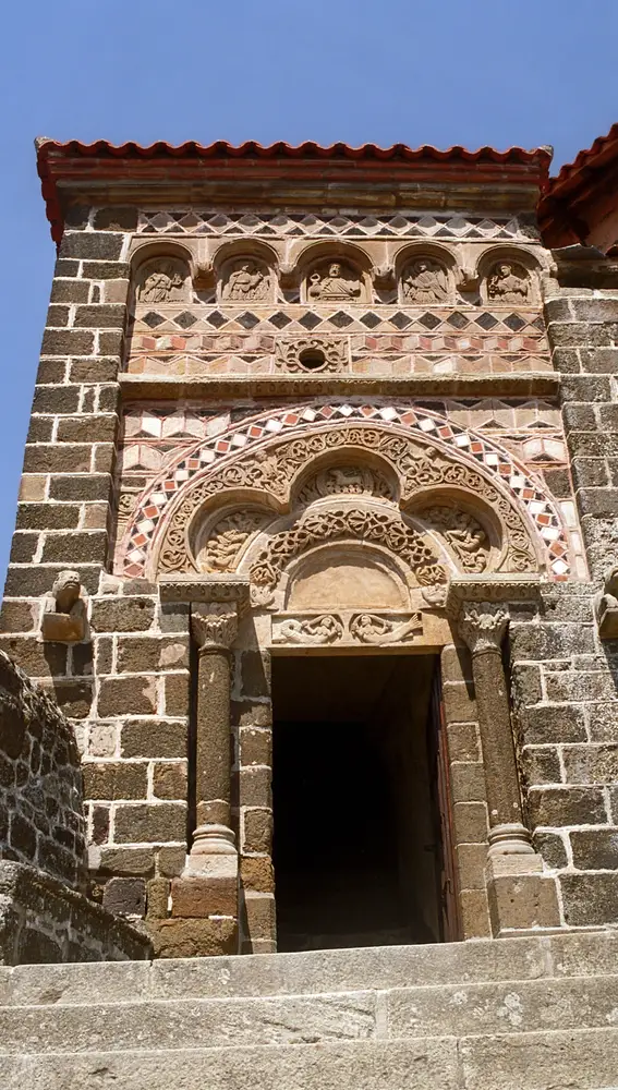 El portal rematado por un arco trilobulado y mosaicos de piedras policromadas El portal rematado por un arco trilobulado y mosaicos de piedras policromadas