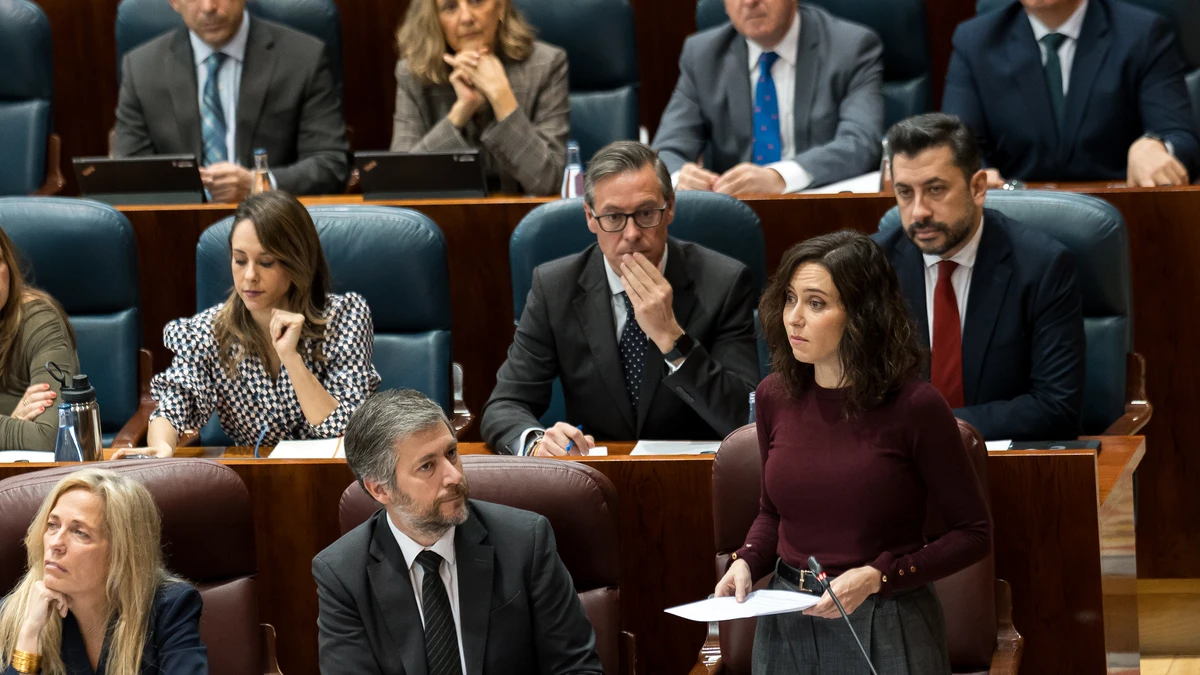 Ayuso mezcla ETA, la guerra civil y las hijas de Zapatero para cargar contra el 'no a la guerra' de Sánchez: "ETA es una dictadura que les da el poder"