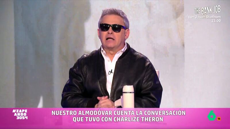 'Pedro Almod&oacute;var' desvela el contenido de su charla con Charlize Theron: "Le cont&eacute; que estoy sordo porque tuve el sarampi&oacute;n"