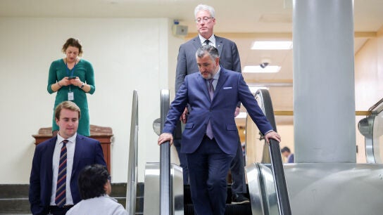 El senador estadounidense Ted Cruz habla con un periodista en el metro del Senado durante una votaci&oacute;n para detener la campa&ntilde;a militar contra Ir&aacute;n